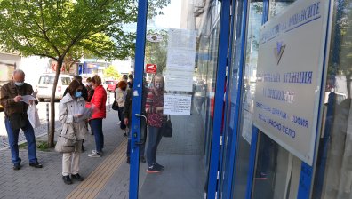 Неплатен отпуск заради пандемията: Кой плаща здравните осигуровки на служителите