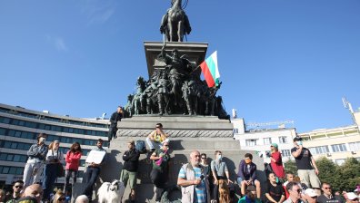 Протестиращи блокираха движението пред парламента, настояват за оставка