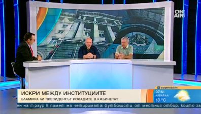 Президентът нямал вина за указа, правителството закъсняло, смятат анализатори