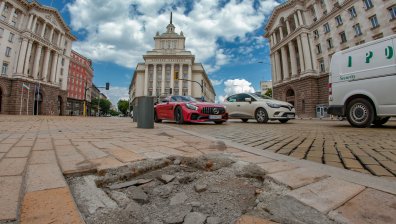 Tри години след ремонта: Ларгото в София се разпада