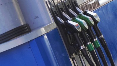 Горивата продължават да поскъпват. Шофьори: В другите държави е по-евтино