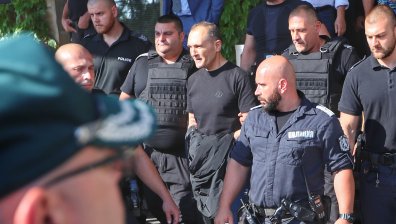 Изведоха Васил Божков от летището, карат го в МВР болница 