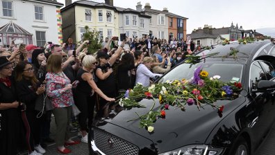 С цветя и аплодисменти изпратиха Шиниъд О'Конър в последния ѝ път