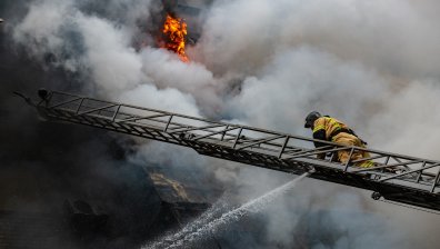 "Врагът яростно атакува": Москва се прицели в Харков и Запорожие, има ранени