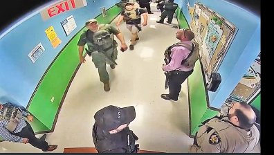 Позор за полицията в Тексас: 400 полицаи не успели да спрат стрелеца в училището