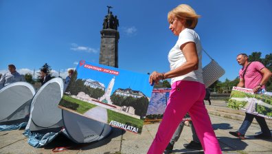 Манолова с палатков лагер пред Паметника на Съветската армия: "Поругават историята"