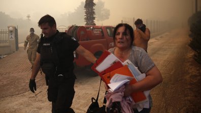 Огнен Ад в Гърция: Къщи са изпепелени, пожарникари не могат да овладеят ситуацията
