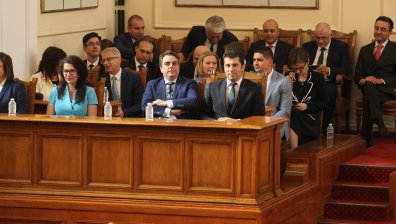 ИЗВЪНРЕДНО: Правителството на Кирил Петков падна, вотът на недоверие успя