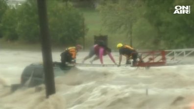 Река хвана в капан шофьор, спасиха го преди водата да го отнесе