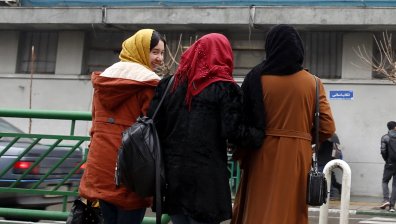 Мистериозен газ вкара 100 иранки в болница, подозират умишлена атака