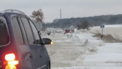 Десетки населени места са без ток, по пътищата закъсаха снегорини и коли, евакуират хора