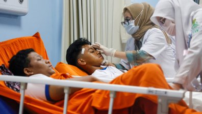 Поне 54-ма ранени при експлозии в джамия в Джакарта