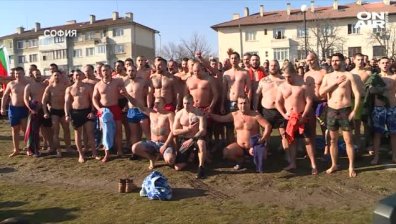 Стотици мъже се хвърлиха да вадят Светия кръст от водоемите в страната