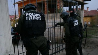 Полицаи задържаха двама в Крумовград, прекарвали нелегално имигранти 
