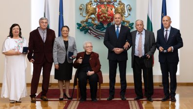 Радев удостои с Почетен знак изявени дейци на културата, образованието и науката