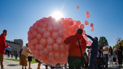 1200 розови балона полетяха в памет на жените, загубили битката с рака на гърдата	