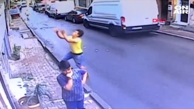 17-годишен алжирец улови падащо от втория етаж дете в Истанбул (видео)