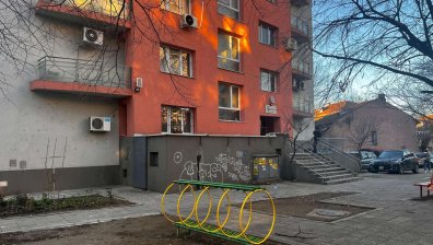 Дете падна от блок в Плевен и почина на място