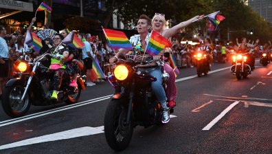 Кардинал призова папата да накаже епископи, подкрепящи еднополовите бракове