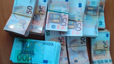 Хванаха 250 000 недекларирани евро в превозващ цветя камион