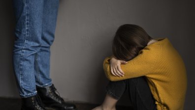 Мъж в София малтретира и заплашва майка си и съпругата си