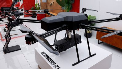 Индия и Πaĸиcтaн се подготвят за война с "apмии" oт дpoнoвe