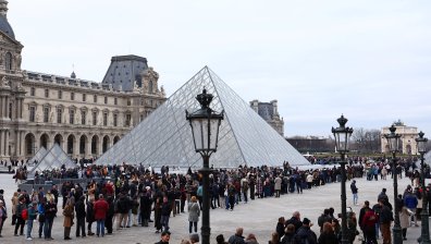 Лувърът в Париж отваря частично, служители удължават стачката