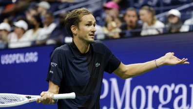 Медведев изненада всички: Подшушна нещо на Джокович и го прати на финал