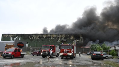 Пожарът в София: Продължава борбата с огъня в халета за пластмаса