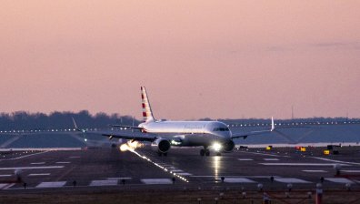 Пътник и стюардеси са ранени след твърдо кацане на самолет на American Airlines