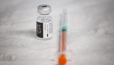Антиваксъри нападат лекари, които имунизират хора срещу Ковид-19