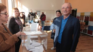 Ахмед Доган гласува под засилена охрана от НСО и без коментар 