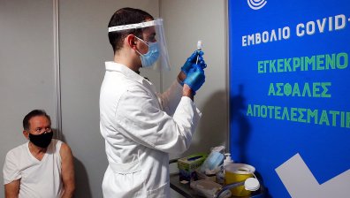 Ваксинираните в Гърция - близо милион, но още няма да облекчават мерките