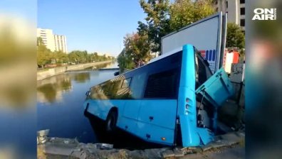 Румъния: Автобус падна в река - опитал да избегне катастрофа