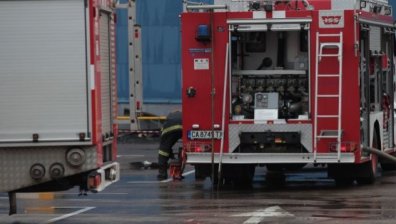 Седем пожарни гасят горяща конструкция в конната база в Царацово