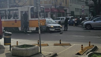 (Не)избежен удар: Шофьор отне предимство на трамвай, според очевидци е полицай (+СНИМКИ)