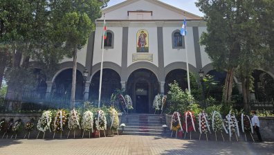 Червен килим и десетки венци за опелото на Ангел Христов в Дупница