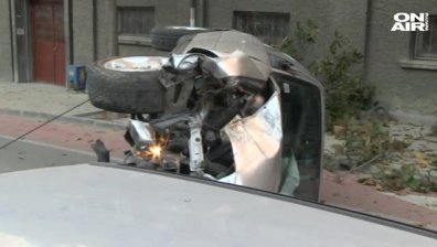 Зрелищна катастрофа в Русе: Кола се качи на тротоара и изкорени дърво