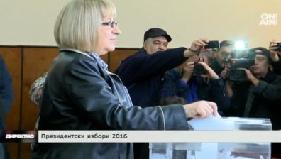 Цачева гласува и призова да не се делим на червени и сини