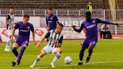 "Етър" и "Локомотив" (София) не се победиха в мач с три червени картона