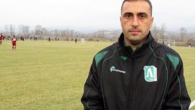 Фенове на "Левски" съблякоха новия треньор на отбора Ивайло Петев