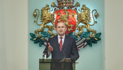 Радев сезира КС, иска тълкуване на свързани със законодателния процес разпоредби