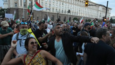 Протестиращи отново мятаха яйца по Министерския съвет