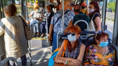 Връщат маските на закрито във Варна - ето за кои места ще важат