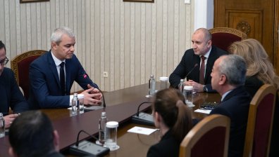Напрежение между Радев и "Възраждане", Костадинов обвини президента и поиска избори