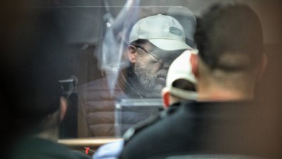 Доведоха в съда задържания за криминални погребения траурен агент