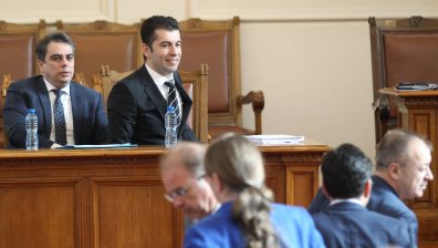 Въпроси на ГЕРБ и ДПС подразниха Петков, премиерът попита какъв е смисълът от парламента