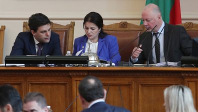 След спорове и караници - депутатите си гласуваха добавки към заплатите