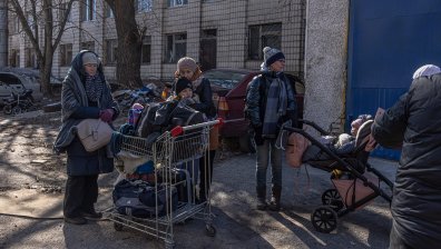 В обсадения Мариупол се бият за храна, нямат ток, вода и отопление