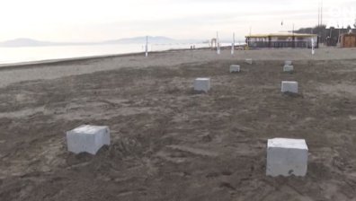 Багер и бетон на плажа в Бургас: Изграждането на ново заведение ядоса хората